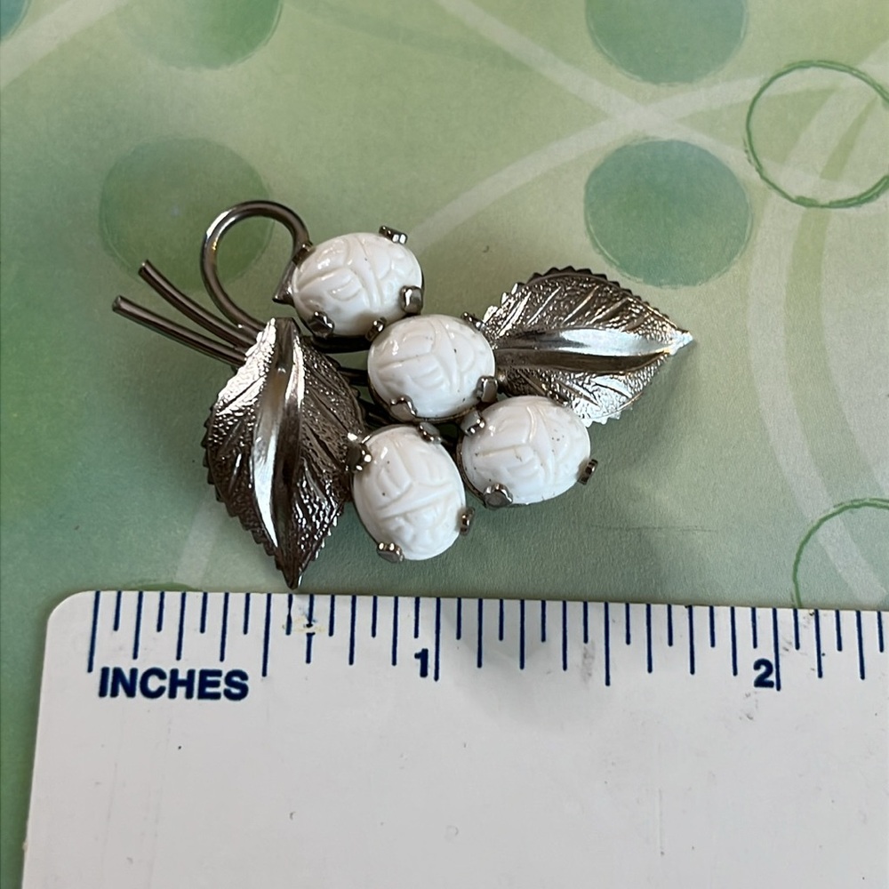 Lot of 4 vintage dainty brooches enamel, rhinestones, milk glass, embellishments - Picture 10 of 13